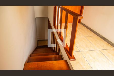 Casa à venda com 175m², 3 quartos e 2 vagas Casa à venda com 175m², 3 quartos e 2 vagasEscada