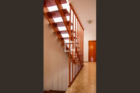 Casa à venda com 175m², 3 quartos e 2 vagas Casa à venda com 175m², 3 quartos e 2 vagasEscada