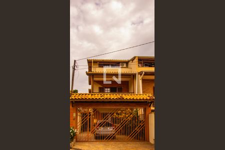 Casa à venda com 175m², 3 quartos e 2 vagas Casa à venda com 175m², 3 quartos e 2 vagasFachada