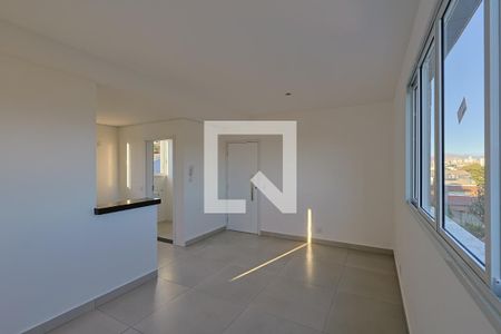 Sala de apartamento à venda com 2 quartos, 60m² em Padre Eustáquio, Belo Horizonte