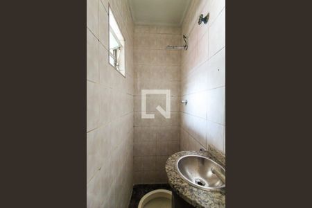 Banheiro de casa para alugar com 1 quarto, 35m² em Parque Guarani, São Paulo