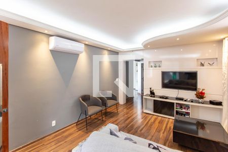 Sala de casa à venda com 3 quartos, 360m² em Heliópolis, Belo Horizonte
