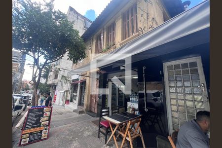 Casa à venda com 145m², 3 quartos e sem vaga Casa à venda com 145m², 3 quartos e sem vagaFachada e loja