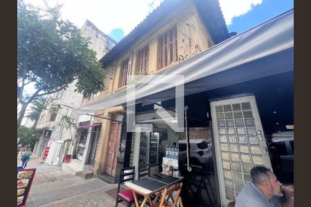 Casa à venda com 145m², 3 quartos e sem vaga Casa à venda com 145m², 3 quartos e sem vagaFachada e loja