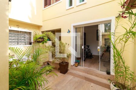 Casa à venda com 243m², 4 quartos e 5 vagas Casa à venda com 243m², 4 quartos e 5 vagasQuintal