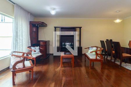 Casa à venda com 243m², 4 quartos e 5 vagas Casa à venda com 243m², 4 quartos e 5 vagasSala