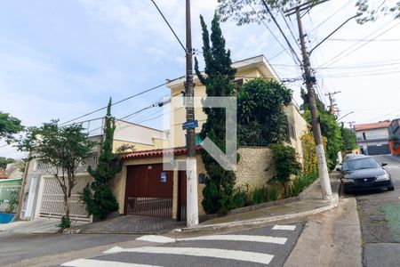 Casa à venda com 243m², 4 quartos e 5 vagas Casa à venda com 243m², 4 quartos e 5 vagasFachada