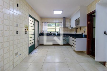 Casa à venda com 243m², 4 quartos e 5 vagas Casa à venda com 243m², 4 quartos e 5 vagasCozinha