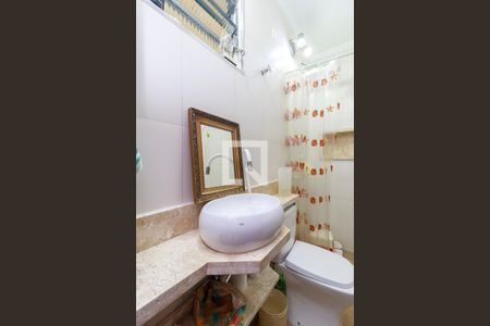 Casa à venda com 243m², 4 quartos e 5 vagas Casa à venda com 243m², 4 quartos e 5 vagasEdícula - Banheiro