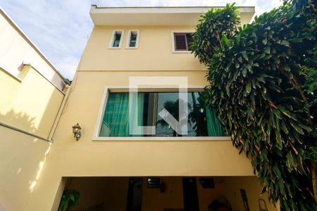 Casa à venda com 243m², 4 quartos e 5 vagas Casa à venda com 243m², 4 quartos e 5 vagasFachada