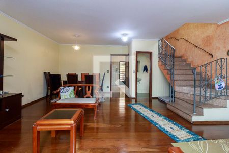 Casa à venda com 243m², 4 quartos e 5 vagas Casa à venda com 243m², 4 quartos e 5 vagasSala