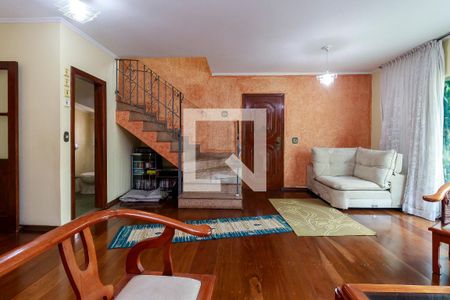 Casa à venda com 243m², 4 quartos e 5 vagas Casa à venda com 243m², 4 quartos e 5 vagasSala