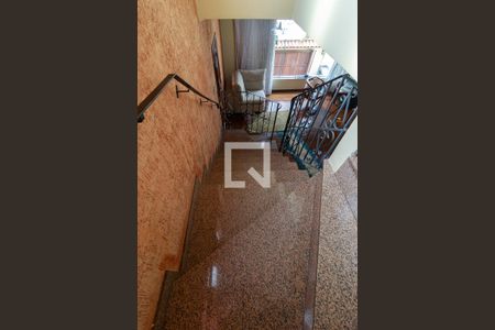 Casa à venda com 243m², 4 quartos e 5 vagas Casa à venda com 243m², 4 quartos e 5 vagasEscada