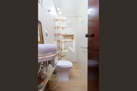 Casa à venda com 243m², 4 quartos e 5 vagas Casa à venda com 243m², 4 quartos e 5 vagasEdícula - Banheiro