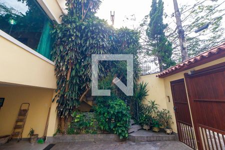 Casa à venda com 243m², 4 quartos e 5 vagas Casa à venda com 243m², 4 quartos e 5 vagasAcesso a casa