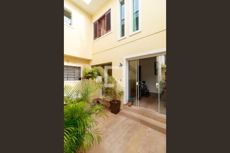 Casa à venda com 243m², 4 quartos e 5 vagas Casa à venda com 243m², 4 quartos e 5 vagasQuintal
