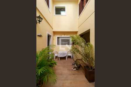 Casa à venda com 243m², 4 quartos e 5 vagas Casa à venda com 243m², 4 quartos e 5 vagasQuintal