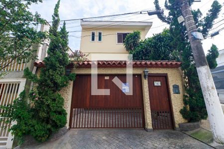 Casa à venda com 243m², 4 quartos e 5 vagas Casa à venda com 243m², 4 quartos e 5 vagasFachada