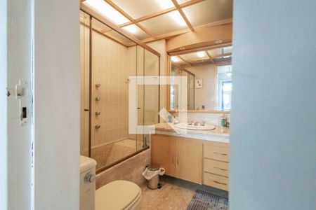 Apartamento à venda com 214m², 4 quartos e 3 vagas Apartamento à venda com 214m², 4 quartos e 3 vagasBanheiro da Suíte 1