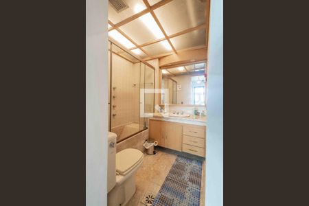 Apartamento à venda com 214m², 4 quartos e 3 vagas Apartamento à venda com 214m², 4 quartos e 3 vagasBanheiro da Suíte 1