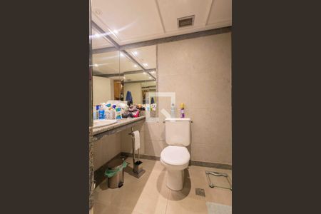 Apartamento à venda com 214m², 4 quartos e 3 vagas Apartamento à venda com 214m², 4 quartos e 3 vagasBanheiro da Suíte 2