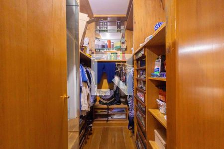 Apartamento à venda com 214m², 4 quartos e 3 vagas Apartamento à venda com 214m², 4 quartos e 3 vagasCloset da Suíte 2