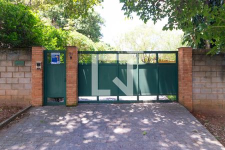 Casa de condomínio para alugar com 330m², 3 quartos e sem vaga Casa de condomínio para alugar com 330m², 3 quartos e sem vagaFachada