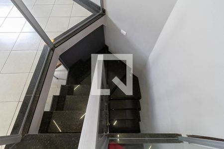 Escada de casa à venda com 3 quartos, 143m² em Serrano, Belo Horizonte