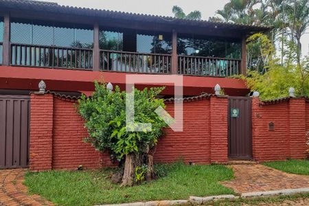 Casa de condomínio à venda com 555m², 4 quartos e 4 vagas Casa de condomínio à venda com 555m², 4 quartos e 4 vagasFachada