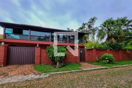 Casa de condomínio à venda com 555m², 4 quartos e 4 vagas Casa de condomínio à venda com 555m², 4 quartos e 4 vagasFachada