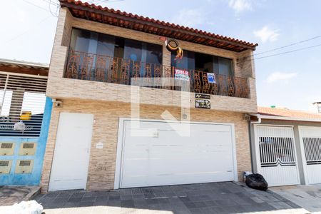 Casa à venda com 215m², 5 quartos e 2 vagas Casa à venda com 215m², 5 quartos e 2 vagasFachada