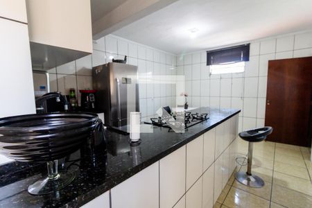 Casa à venda com 215m², 5 quartos e 2 vagas Casa à venda com 215m², 5 quartos e 2 vagasCozinha
