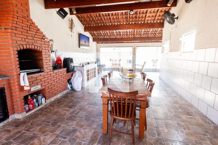 Casa à venda com 215m², 5 quartos e 2 vagas Casa à venda com 215m², 5 quartos e 2 vagasÁrea comum