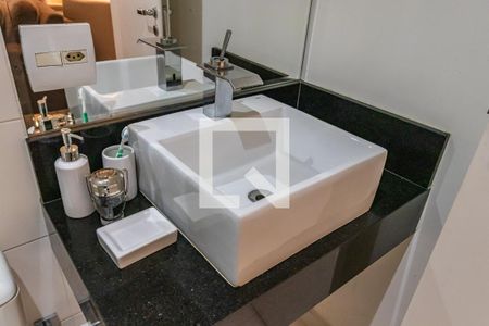 Banheiro Social de apartamento à venda com 1 quarto, 76m² em Jardim Tupanci, Barueri