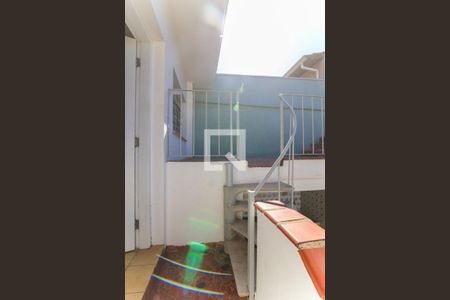 Casa à venda com 350m², 5 quartos e 10 vagas Casa à venda com 350m², 5 quartos e 10 vagasEscada