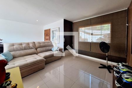 Sala de casa à venda com 3 quartos, 300m² em Piratininga, Niterói