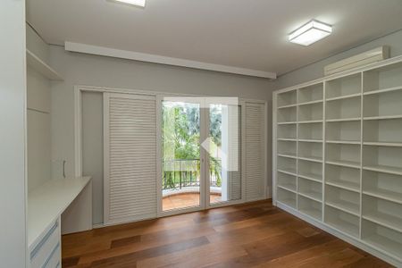 Casa de condomínio à venda com 490m², 4 quartos e 4 vagas Casa de condomínio à venda com 490m², 4 quartos e 4 vagasSuíte 3