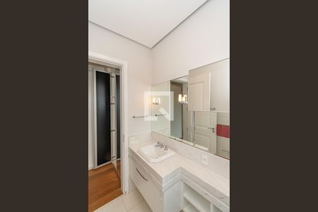 Casa de condomínio à venda com 490m², 4 quartos e 4 vagas Casa de condomínio à venda com 490m², 4 quartos e 4 vagasBanheiro da Suíte 2