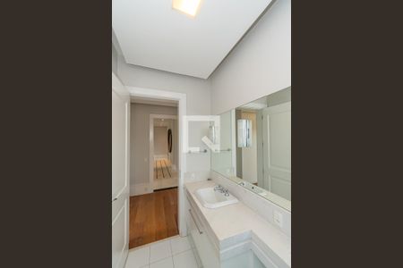 Casa de condomínio à venda com 490m², 4 quartos e 4 vagas Casa de condomínio à venda com 490m², 4 quartos e 4 vagasBanheiro da Suíte 4