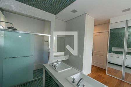 Casa de condomínio à venda com 490m², 4 quartos e 4 vagas Casa de condomínio à venda com 490m², 4 quartos e 4 vagasBanheiro Suite Master