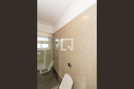 Casa de condomínio à venda com 490m², 4 quartos e 4 vagas Casa de condomínio à venda com 490m², 4 quartos e 4 vagasBanheiro Varanda Gourmet