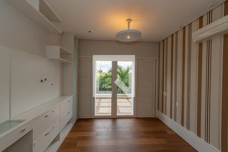 Casa de condomínio à venda com 490m², 4 quartos e 4 vagas Casa de condomínio à venda com 490m², 4 quartos e 4 vagasSuite 2