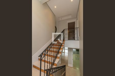 Casa de condomínio à venda com 490m², 4 quartos e 4 vagas Casa de condomínio à venda com 490m², 4 quartos e 4 vagasEscadas