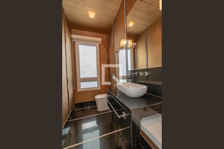 Casa de condomínio à venda com 490m², 4 quartos e 4 vagas Casa de condomínio à venda com 490m², 4 quartos e 4 vagasLavabo Escritório