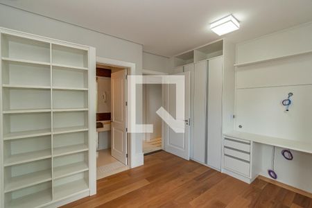 Casa de condomínio à venda com 490m², 4 quartos e 4 vagas Casa de condomínio à venda com 490m², 4 quartos e 4 vagasSuíte 3