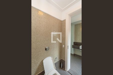 Casa de condomínio à venda com 490m², 4 quartos e 4 vagas Casa de condomínio à venda com 490m², 4 quartos e 4 vagasBanheiro Varanda Gourmet