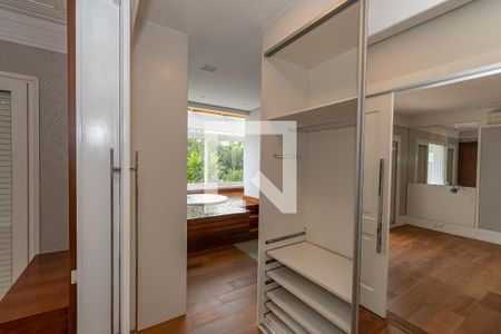 Casa de condomínio à venda com 490m², 4 quartos e 4 vagas Casa de condomínio à venda com 490m², 4 quartos e 4 vagasBanheiro Suite Master