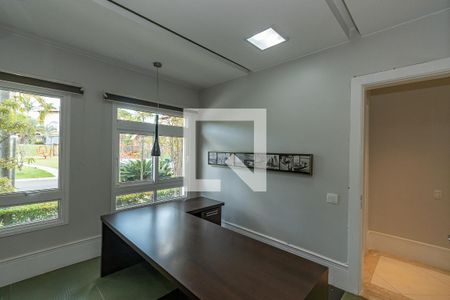 Casa de condomínio à venda com 490m², 4 quartos e 4 vagas Casa de condomínio à venda com 490m², 4 quartos e 4 vagasEscritório