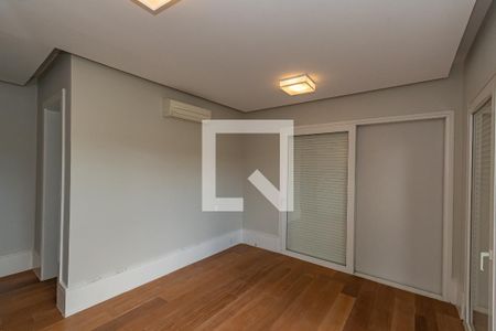 Casa de condomínio à venda com 490m², 4 quartos e 4 vagas Casa de condomínio à venda com 490m², 4 quartos e 4 vagasSuite 4