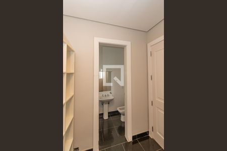 Casa de condomínio à venda com 490m², 4 quartos e 4 vagas Casa de condomínio à venda com 490m², 4 quartos e 4 vagasQuarto Área de Serviço